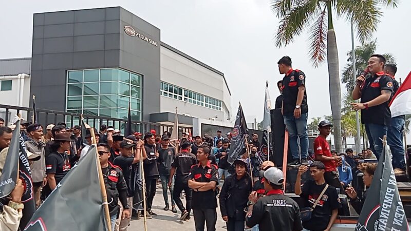 Ratusan massa DPD Gerakan Militansi Perjuangan Indonesia (GMPI) Kabupaten Bekasi kepung di PT Eun Sung. (foto: Abdul Khoolilulloh)