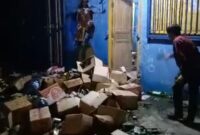 Warga menghancurkan semua miras yang berada kios tersebut lantaran kesal warganya jadi korban akibat mengkonsumsi miras oplosan di Subang (foto: istimewa)