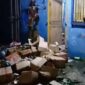 Warga menghancurkan semua miras yang berada kios tersebut lantaran kesal warganya jadi korban akibat mengkonsumsi miras oplosan di Subang (foto: istimewa)