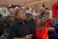 Bupati Cianjur Herman Suherman dan wayang (Foto  Facebook @H Herman Suherman).