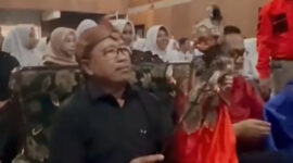 Bupati Cianjur Herman Suherman dan wayang (Foto  Facebook @H Herman Suherman).