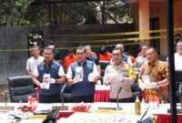 Dari hasil operasi tersebut Kabareskrim mengungkapkan, Polisi menangkap tiga orang di Depok sebagai pemilik akun, pemilik rekening, dan penjual barang-barang (foto: Hummas Polri)