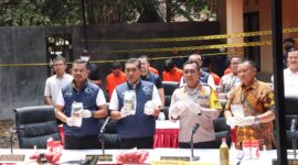 Dari hasil operasi tersebut Kabareskrim mengungkapkan, Polisi menangkap tiga orang di Depok sebagai pemilik akun, pemilik rekening, dan penjual barang-barang (foto: Hummas Polri)