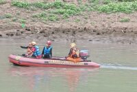 Petugas TIM SAR gabungan saat melakukan pencarian bocah yang tenggelam di Sungai Citarum, Cipatat