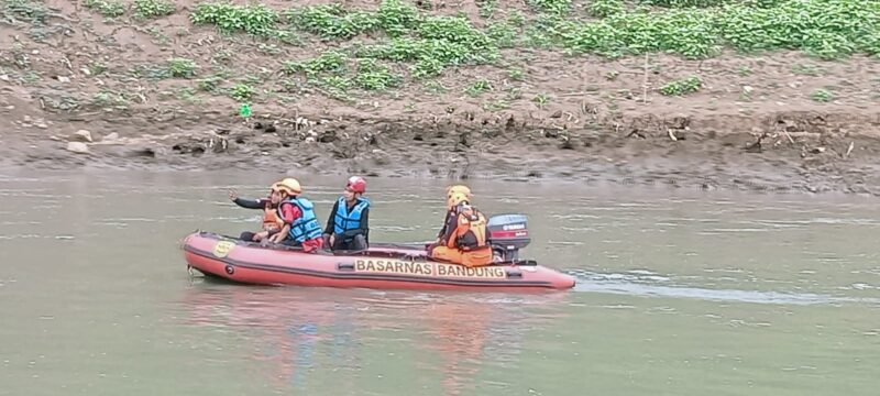 Petugas TIM SAR gabungan saat melakukan pencarian bocah yang tenggelam di Sungai Citarum, Cipatat