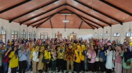 Kang Ace saat ratusan Ketua Kelompok Keluarga Penerima Manfaat (KPM) Program Keluarga Harapan (PKH) di Soreang Kabupaten Bandung, Jumat (10/11/2023).