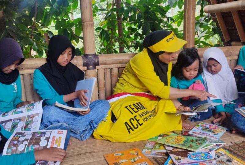 Teh Rita, saat mengunjungi Sekolah Alam Bagea yang berada di Kampung Legok Kiara Desa Rawabogo Kecamatan Ciwidey Kabupaten Bandung, pada Sabtu 4 November 2023.