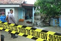 Polsek Babelan dan tim Inafis Polres Metro Bekasi melakukan olah TKP dan memasang garis polisi (foto: Darto)