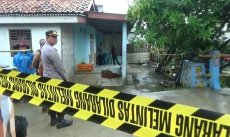 Polsek Babelan dan tim Inafis Polres Metro Bekasi melakukan olah TKP dan memasang garis polisi (foto: Darto)