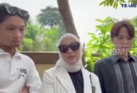 Okie Agustina didampingi anaknya Keisha Alvaro, saat gugat cerai suaminya Gunawan Dwi Cahyo (Tangkapan layar Youtube @Insert Today).