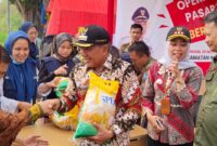 Pj Bupati Bandung Barat, Arsan Latif memberikan simbol beras kepada warga Bandung Barat (foto: Forkopim/ Deden)