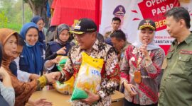 Pj Bupati Bandung Barat, Arsan Latif memberikan simbol beras kepada warga Bandung Barat (foto: Forkopim/ Deden)