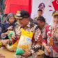 Pj Bupati Bandung Barat, Arsan Latif memberikan simbol beras kepada warga Bandung Barat (foto: Forkopim/ Deden)