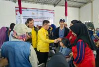 Kang Ace saat menyalurkan ratusan bantuan sosial kepada ratusan warga di Rancaekek Bandung