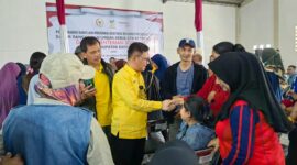Kang Ace saat menyalurkan ratusan bantuan sosial kepada ratusan warga di Rancaekek Bandung