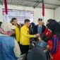 Kang Ace saat menyalurkan ratusan bantuan sosial kepada ratusan warga di Rancaekek Bandung