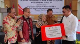 Kang Ace saat menyerahkan bantuan Program PENA tahun anggaran 2023 kepada 141 Keluarga Penerima Mantaat (KPM) di Lembang, Bandung Barat, pada Selasa, 14 November 2023.