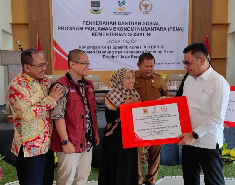 Kang Ace saat menyerahkan bantuan Program PENA tahun anggaran 2023 kepada 141 Keluarga Penerima Mantaat (KPM) di Lembang, Bandung Barat, pada Selasa, 14 November 2023.