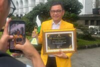 Kang Ace usai menerima Anugrah dari Komisi Informasi Jabar