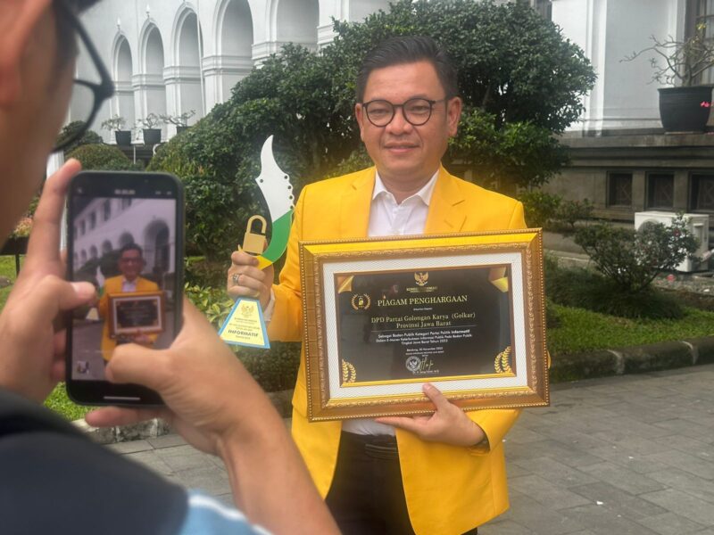 Kang Ace usai menerima Anugrah dari Komisi Informasi Jabar