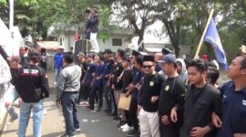 Unjuk Rasa Karang Taruna Desa Karang Baru, Cikarang Utara, Kabupaten Bekasi (foto: Abdul Kholilulloh)