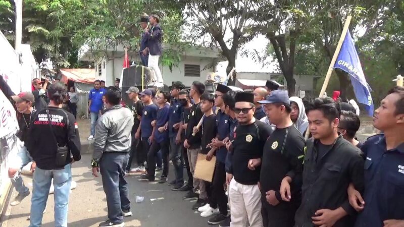 Unjuk Rasa Karang Taruna Desa Karang Baru, Cikarang Utara, Kabupaten Bekasi (foto: Abdul Kholilulloh)