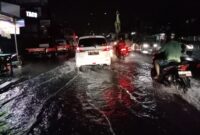Hujan deras di kawasan Lippo Cikarang tergenang air. (04/11) malam (foto: Abdul Kholilulloh)
