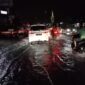 Hujan deras di kawasan Lippo Cikarang tergenang air. (04/11) malam (foto: Abdul Kholilulloh)