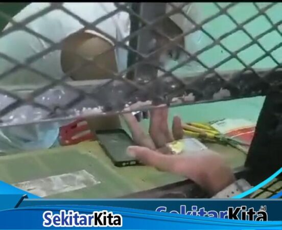 Diduga seorang wanita transaksi obat obatan terlarang di wilayah Kelurahan Wanasari, Kecamatan Cibitung, Kabupaten Bekasi viral di media sosial. (foto: istimewa)