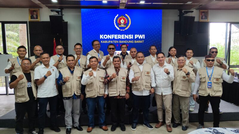 Pembukaan Konferensi Persatuan Wartawan Indonesia Kabupaten Bandung Barat, dihadiri Ketua PWI Jabar, Hilman Hidayat, Ketua DPRD KBB Rismanto dan Kepala Dinas Kominfotik KBB, Yoppy Indrawan didampingi Kabid Komunikasi Taufik Kurnaefi mewakili Pj Bupati. (foto: Abdul Kholilulloh)