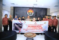 15 orang terdiri dari jurnalis dan anggota Polri mendapatkan kado umroh ke tanah suci di momen Peringatan Hari Jadi Ke-72 Humas Polri. (foto: Humas Polri)