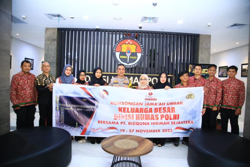 15 orang terdiri dari jurnalis dan anggota Polri mendapatkan kado umroh ke tanah suci di momen Peringatan Hari Jadi Ke-72 Humas Polri. (foto: Humas Polri)