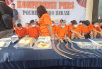 Sosok Seorang waria bernama Keneddi Pergaulan alias Ayu Lestari (34) menganiaya AK (20) korban kecelakaan di Tambun Selatan, Kabupaten Bekasi hingga tewas. (foto: Abdul Kholilulloh)