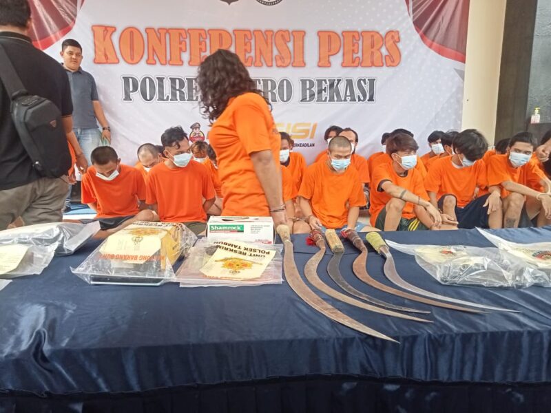 Sosok Seorang waria bernama Keneddi Pergaulan alias Ayu Lestari (34) menganiaya AK (20) korban kecelakaan di Tambun Selatan, Kabupaten Bekasi hingga tewas. (foto: Abdul Kholilulloh)