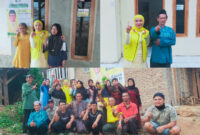 Teh Rita saat bersilaturahmi kepada sejumlah penerima RST di Kampung Ciawi Tali Desa Kendan Kecamatan Nagreg Kabupaten Bandung, Senin (25/12/2023).