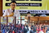 Kang Ace saat Pertemuan Peningkatan Kemampuan Keluarga (P2K2) Keluarga Penerima Manfaat (KPM) Program Keluarga Harapan (PKH) se-Kecamatan Sindangkerta, Gununghalu, dan Rongga di Tanjungwangi Water Park, Cicangkang Girang, Sindangkerta, Selasa (26/12/2023).