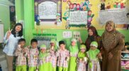 Bacaleg Gerindra Putri Permatasari bagikan susu gratis ke pendidik di Karawang