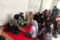Caleg DPRD KBB dari partai PDIP, N. Aan Sopiana Panjaitan nomor urut 06 sosialisasikan program KTP Sakti dan bagikan telur ayam serta minyak gratis kepada masyarakat di Dapil 1 (foto: istimewa)