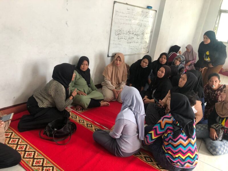 Caleg DPRD KBB dari partai PDIP, N. Aan Sopiana Panjaitan nomor urut 06 sosialisasikan program KTP Sakti dan bagikan telur ayam serta minyak gratis kepada masyarakat di Dapil 1 (foto: istimewa)