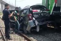 kecelakaan Kereta Feeder kereta cepat Whoosh yang menabrak sebuah minibus jenis Daihatsu Sigra dengan nomor polisi D 1859 AJY