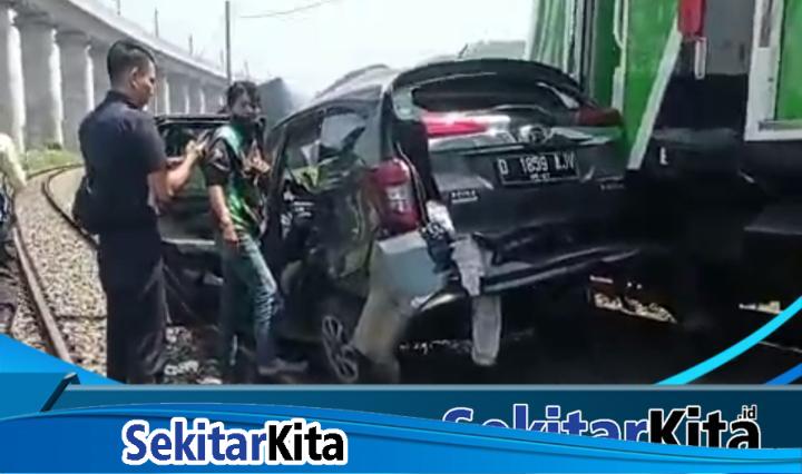 kecelakaan Kereta Feeder kereta cepat Whoosh yang menabrak sebuah minibus jenis Daihatsu Sigra dengan nomor polisi D 1859 AJY