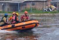 Tim SAR gabungan melakukan pencarian bocah tenggelam di perumahan Taman Sentosa Cikarang Utara di hari ke tiga (foto: Basarnas Jakarta)