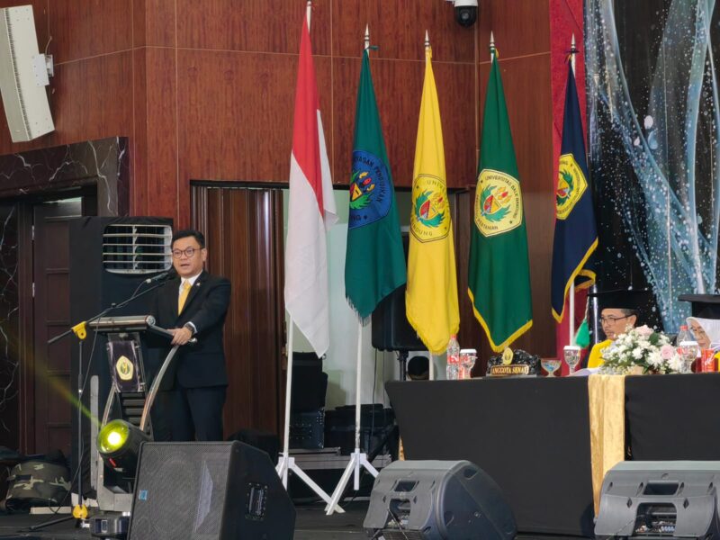 Kang Ace saat menjadi pembicara di Hadapan Ratusan para Wisudawan Universitas Bale Bandung.