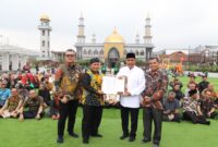 Pj Bupati Bandung Barat, arsan Latif, didampingi Ketua DPRD KBB, Rismanto, dan kolega resmikan Alun-alun Lembang, Jumat 8 Desember 2023. (foto: Forkopim/ Deden)