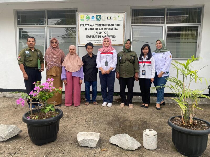 Selli Novalia Putri Caleg DPRD Karawang terima aduan TKW Nelis warga Karawang 17 tahun gajih tak sesuai (foto: Istimewa)