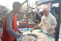 Caleg DPRD Kabupaten Karawang Daerah Pemilihan (Dapil) 1, Voliawati Prihantari, kunjungi pasar Karawang