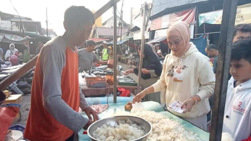 Caleg DPRD Kabupaten Karawang Daerah Pemilihan (Dapil) 1, Voliawati Prihantari, kunjungi pasar Karawang