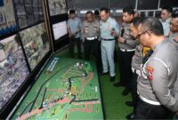 Kakorlantas Polri, Irjen Pol Aan Suhanan bersama Dirut Jasa Raharja Rivan A. Purwantono dan PJU Korlantas Polri meninjau pengamanan pos Ops Nataru 2023-2024 di pos Pol Gadog, Bogor Jawa Barat. (foto: @ntmc_polri)