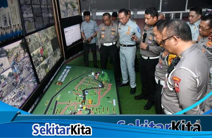Kakorlantas Polri, Irjen Pol Aan Suhanan bersama Dirut Jasa Raharja Rivan A. Purwantono dan PJU Korlantas Polri meninjau pengamanan pos Ops Nataru 2023-2024 di pos Pol Gadog, Bogor Jawa Barat. (foto: @ntmc_polri)