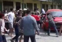 Minibus diamuk massa diduga halangi petugas saat memadamkan api di gudang plastik Alexindo Bekasi (foto: tangkapan layar video viral)